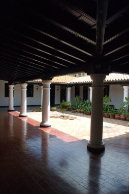 Bir sürü sütunu ve çatısı olan bir bina.