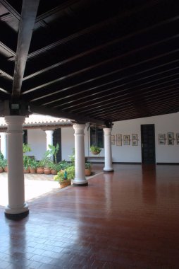 Bir sürü sütunu ve saati olan büyük bir oda.