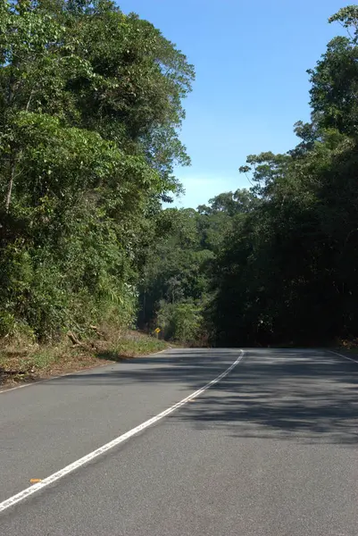 Üzerinde tabela olan bir yol.