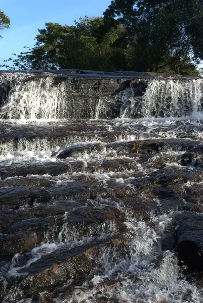 Bir şelale ki, üzerinden akıp gider.