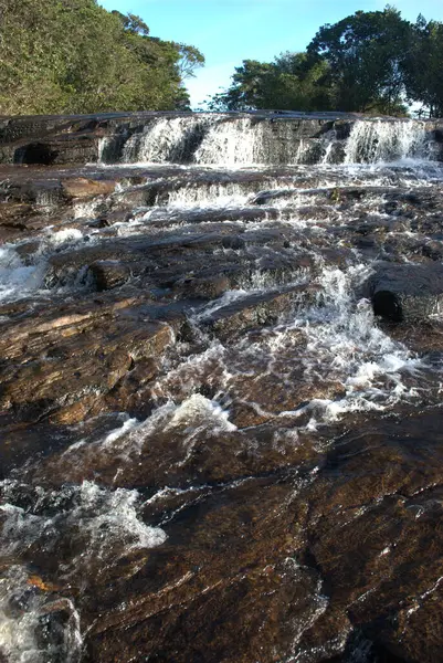 Ortasında şelale olan bir nehir.