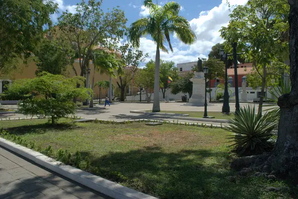 Bir sürü ağacı ve heykeli olan bir park.