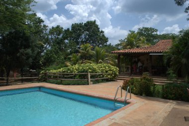 Deniz manzaralı bir yüzme havuzu.