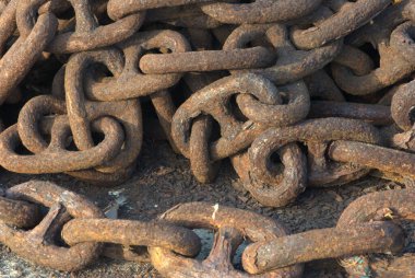 İskelede eski paslı çapa