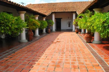 Şehirdeki eski tuğla duvar