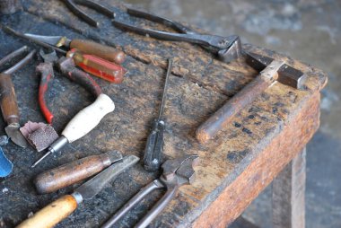 Ahşap bir arka planda eski paslı metal aletler.