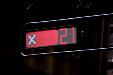 Siyah arkaplanda kırmızı ve beyaz alarm saati