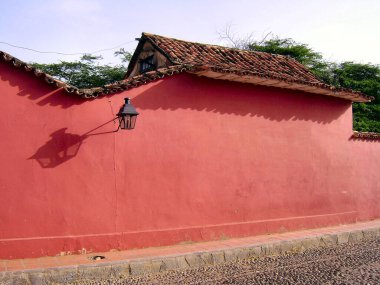 Tayland 'da kırmızı tuğla ev