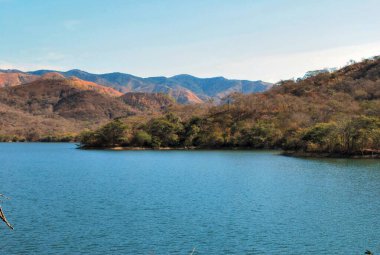 Dağlarda gölü olan güzel bir manzara.