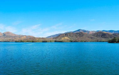 Dağlardaki gölün güzel manzarası