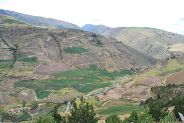 Arkaplanda dağların güzel manzarası