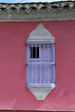 Şehirdeki eski pencere