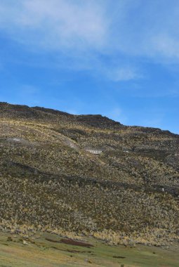 Dağları ve bulutları olan güzel bir manzara