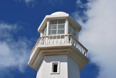 Sahildeki deniz feneri, seyahat konsepti.