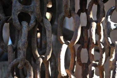 Eski paslı metal çitle zincirli