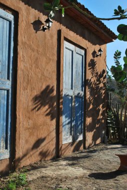 Ortasında mavi gökyüzü olan bir ev.