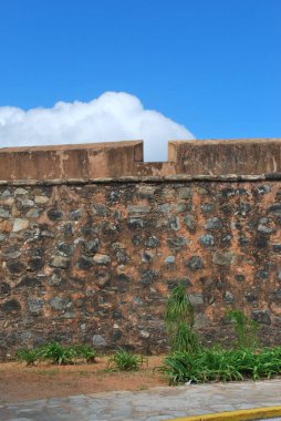 San Juan şehrindeki eski taş duvar.