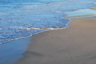 Kumsalda deniz dalgası