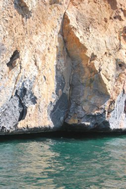 Sahilde taşlı deniz suyu