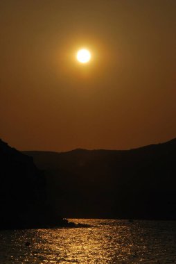 Denizin üzerinde gün batımı