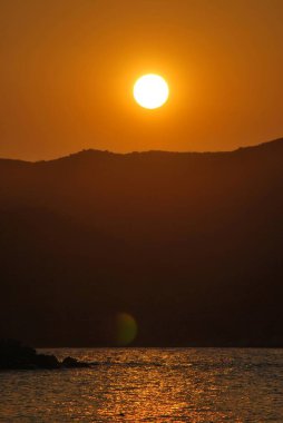 İsrail 'in kuzeyindeki Akdeniz kıyısında gün batımı.