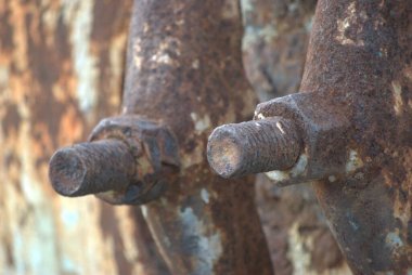 Paslı zincirli paslı eski metal boru.