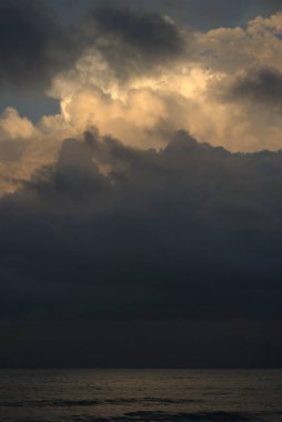 Denizin üzerinde gün batımı