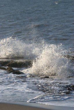 Dalgalar kayalara çarpıyor.