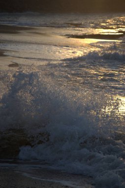 Akşamları deniz dalgaları.