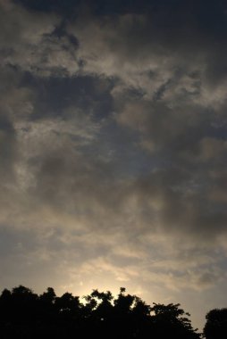 Güzel gün batımı gökyüzü bulutlu