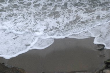 Sahildeki deniz dalgaları