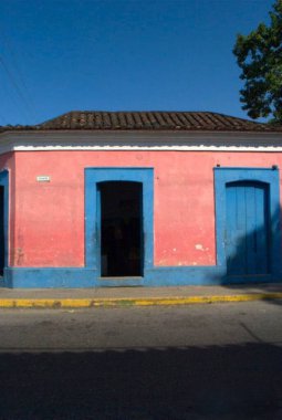 Havana şehrinde renkli bir ev inşa edilmiş. Küba