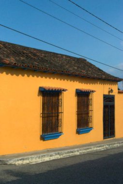 Penceresi olan eski ahşap bir ev