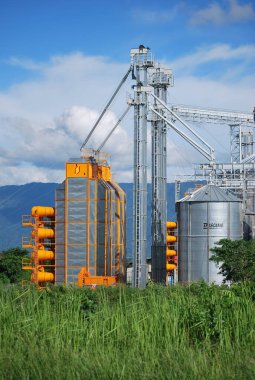 Büyük bir sanayi fabrikası olan sanayi manzarası