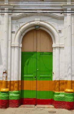 Kudüs şehrindeki eski bir binanın renkli boyalı kapısı