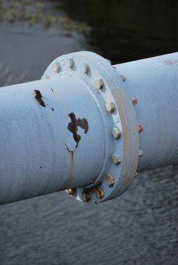 Paslı demir borular ve metal bir boru.