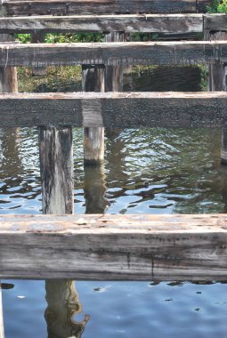 Parktaki eski ahşap köprü