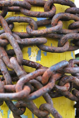 Paslı arka planda paslı eski bir zincir.