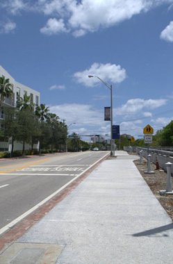 Miami plajı, Florida, ABD - 10 Mayıs 209: Miami plajı, yol ve palmiye ağaçları, Florida