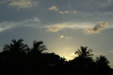 Güzel gün batımı gökyüzü bulutlu