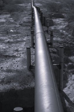 Çöldeki boru hattı.