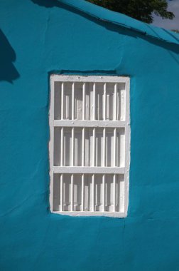 yeşil duvarlı mavi pencere