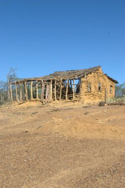 Çölde eski bir ev