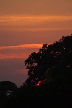 Gölün üzerinde güzel bir gün batımı
