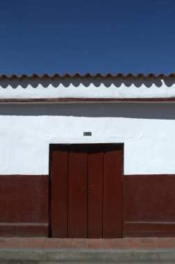 Kırmızı pencereli eski ahşap kapı