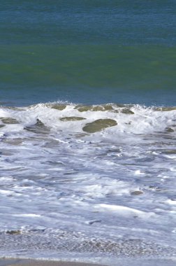 Deniz kıyısında dalgalar