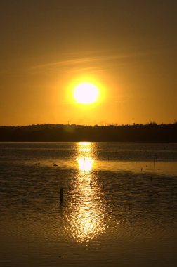 Denizin üzerinde gün batımı