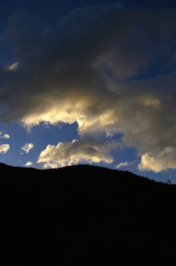 Dağlarda güzel bir gün batımı