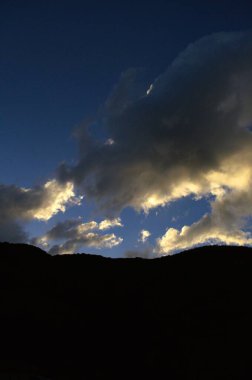 Dağlarda güzel bir gün batımı