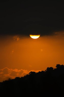 Bulutların üzerinde gün batımı